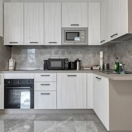 Grand 6 Bedroom 4 Baths & 1 Parking * بولونيا