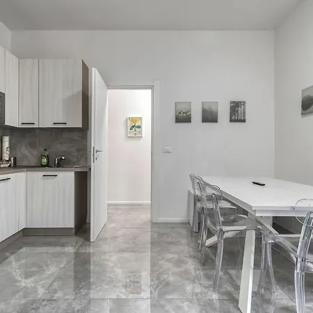Grand 6 Bedroom 4 Baths & 1 Parking